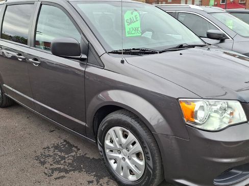 Used 2018 Dodge Grand Caravan SE FWD image 1