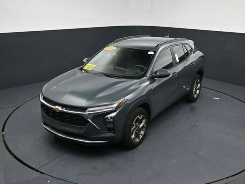 Used 2025 Chevrolet Trax LT FWD image 37