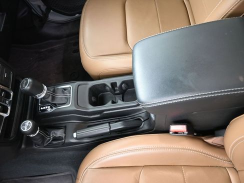 Used 2023 Jeep Wrangler Unlimited Sahara image 31