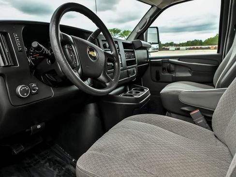 Used 2015 Chevrolet Express 4500 RWD image 13