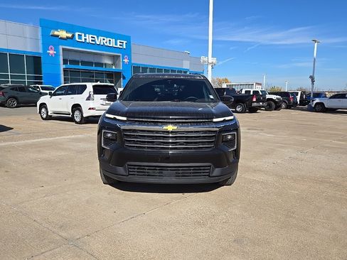 Used 2024 Chevrolet Traverse LT image 8