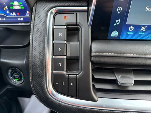 Used 2023 Chevrolet Suburban Premier w/ Advanced Technology Package AWD/4WD image 37