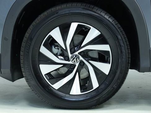 Used 2025 Volkswagen Tiguan S image 8