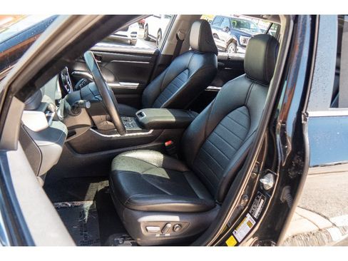 Used 2023 Toyota Highlander XLE AWD/4WD image 12