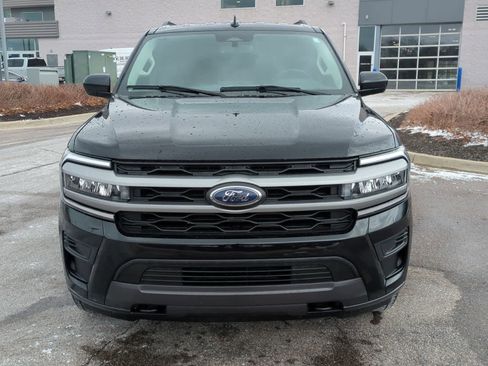 Used 2023 Ford Expedition Max XLT image 3