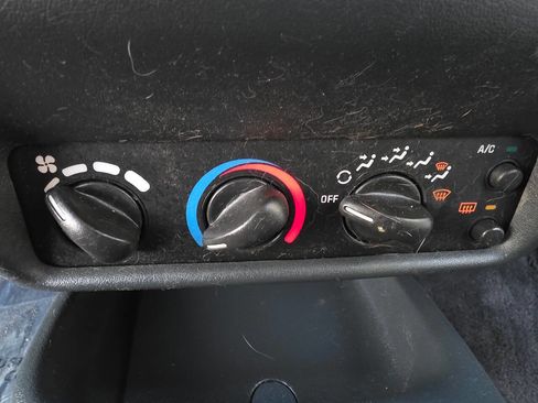 Used 2002 Chevrolet Cavalier Base 2dr Coupe w/ Preferred Equipment Group 1 image 30