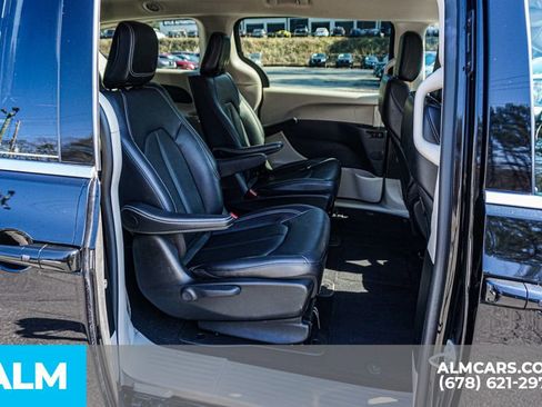 Used 2024 Chrysler Pacifica Select image 23
