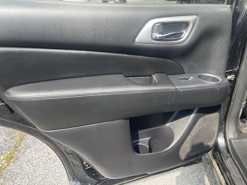 Used 2019 Nissan Pathfinder S AWD/4WD image 19