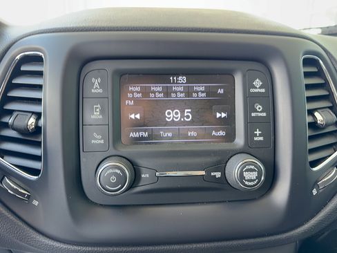 Used 2018 Jeep Compass Latitude FWD image 18