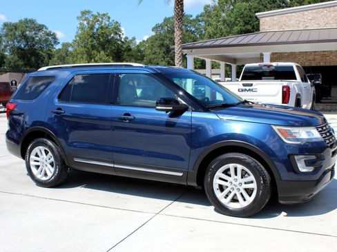 Used 2017 Ford Explorer XLT image 16