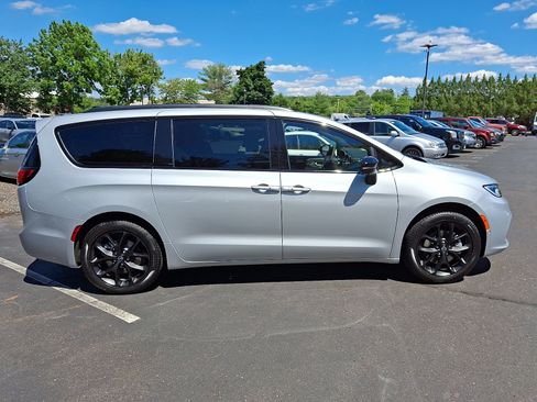 Used 2026 Chrysler Pacifica Limited w/ S Appearance Package AWD/4WD image 7