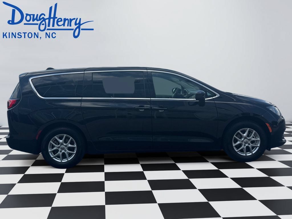 Used 2023 Chrysler Voyager LX FWD image 6