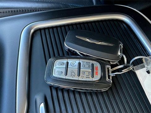 Used 2021 Chrysler Pacifica Touring-L image 10