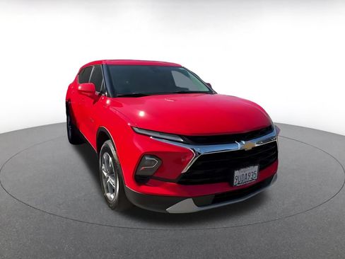 Used 2025 Chevrolet Blazer LT FWD image 3