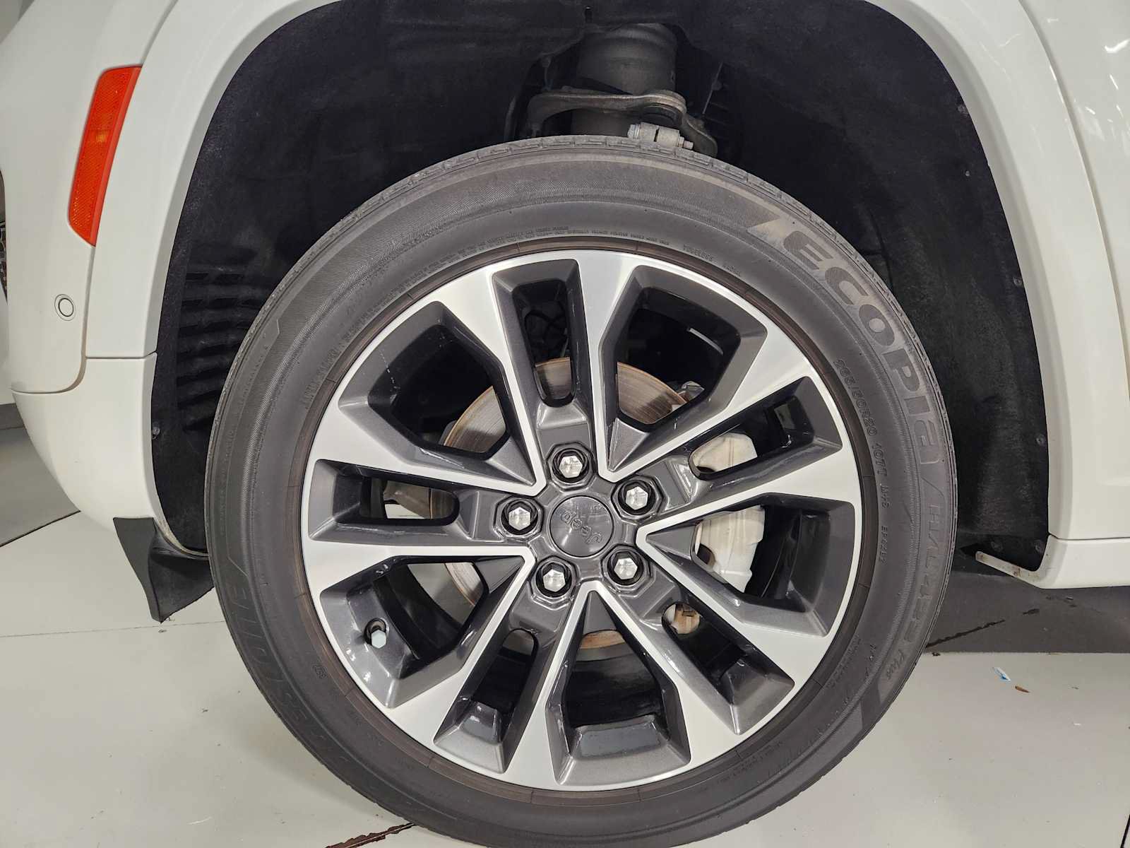 Used 2023 Jeep Grand Cherokee Overland w/ Luxury Tech Group IV AWD/4WD image 8