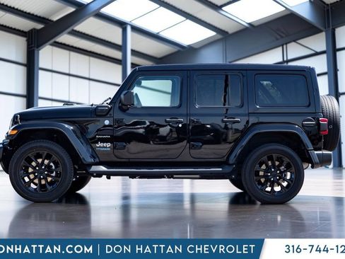 Used 2022 Jeep Wrangler Unlimited Sahara w/ Cold Weather Group AWD/4WD image 3