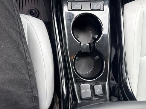 Used 2022 Toyota Prius XLE FWD image 22