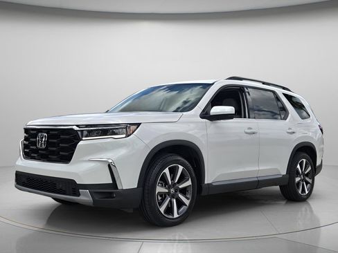 Certified 2025 Honda Pilot Touring image 9