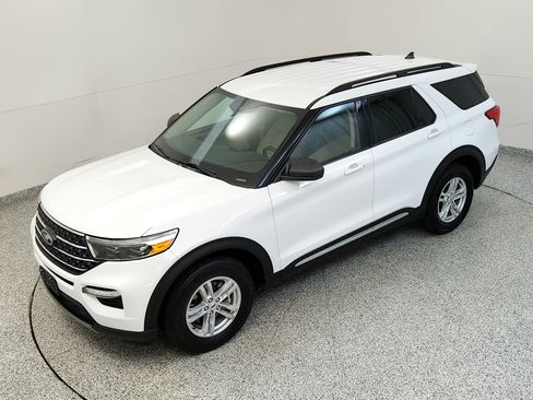 Used 2023 Ford Explorer XLT w/ Equipment Group 202A AWD/4WD image 14