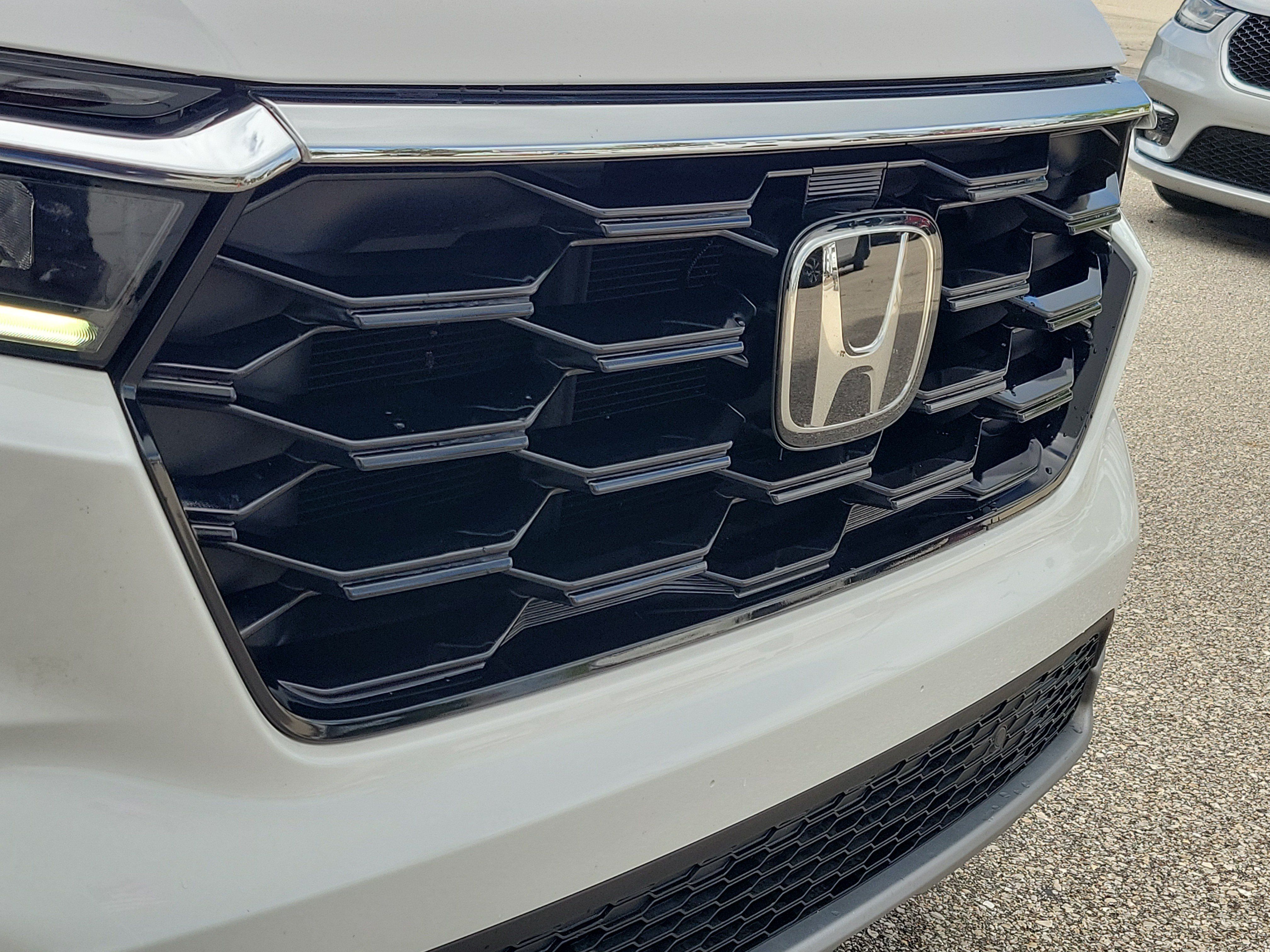 Used 2025 Honda Pilot Touring image 14