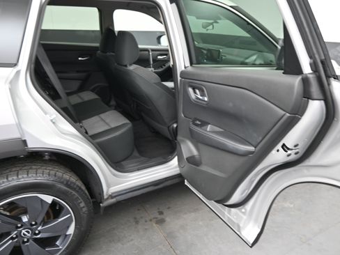 Used 2025 Nissan Rogue SV image 12