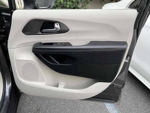 Used 2023 Chrysler Pacifica Touring-L image 66