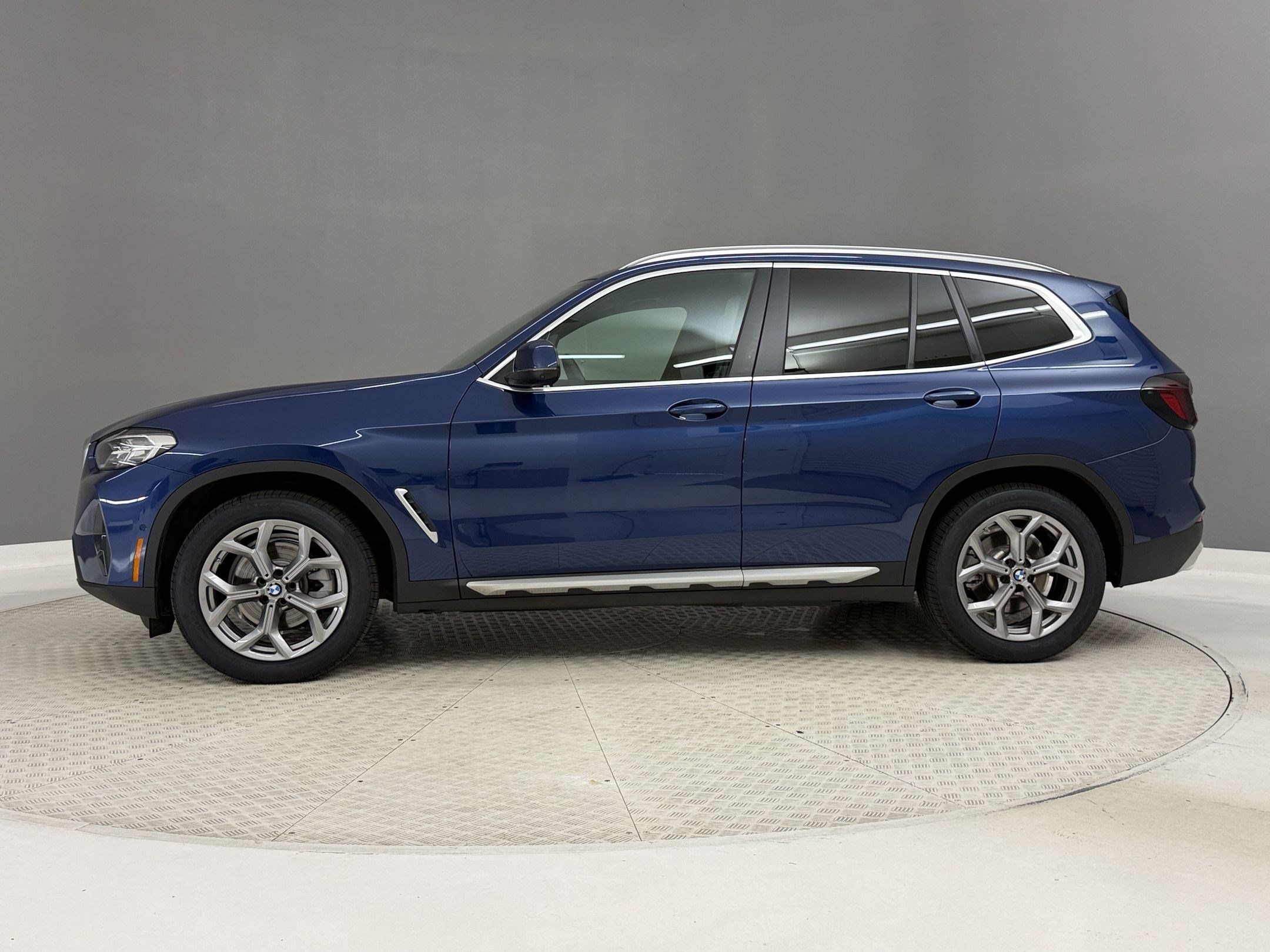 Used 2024 BMW X3 xDrive30i w/ Premium Package AWD/4WD image 2