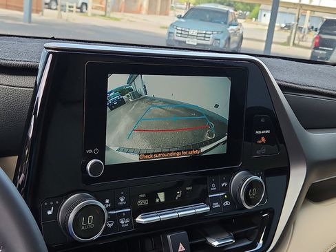 Used 2024 Toyota Highlander XLE FWD image 17