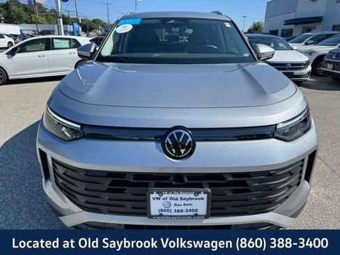Used 2025 Volkswagen Tiguan SE AWD/4WD image 2