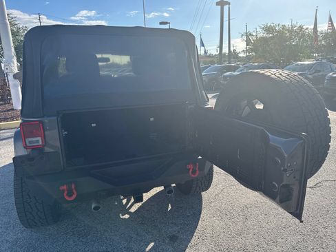 Used 2017 Jeep Wrangler Sahara w/ Connectivity Group AWD/4WD image 23