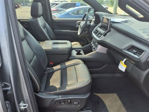 Used 2021 GMC Yukon XL SLT w/ SLT Premium Package image 14