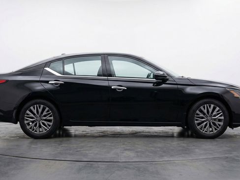 Used 2025 Nissan Altima 2.5 SV image 11