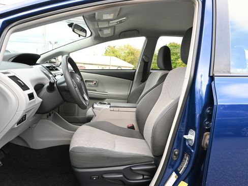 Used 2017 Toyota Prius V Three image 14