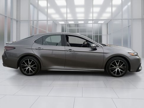 Used 2024 Toyota Camry SE image 7
