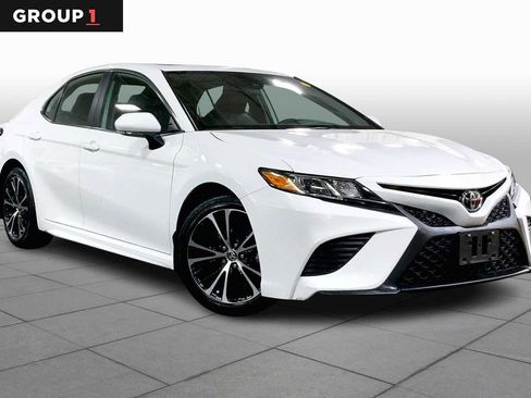 Certified 2020 Toyota Camry SE image 2