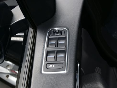 Used 2017 Jaguar F-PACE Premium image 10