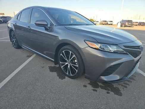 Used 2020 Toyota Camry SE image 3