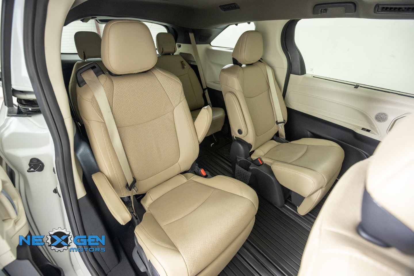 Used 2024 Toyota Sienna Limited AWD/4WD image 38