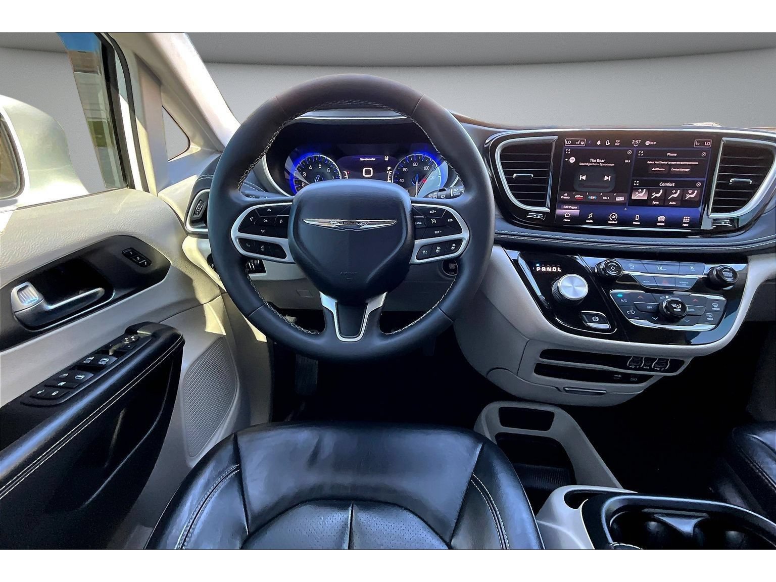 Certified 2022 Chrysler Pacifica Touring-L FWD image 8