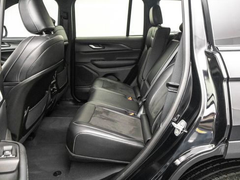 Used 2023 Jeep Grand Cherokee Altitude image 33