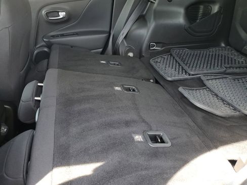 Used 2022 Jeep Renegade Latitude image 17