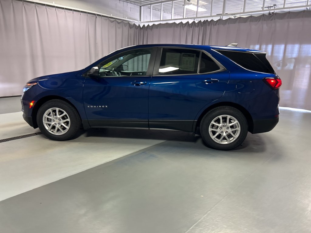 Used 2023 Chevrolet Equinox LS w/ LS Convenience Package FWD image 4