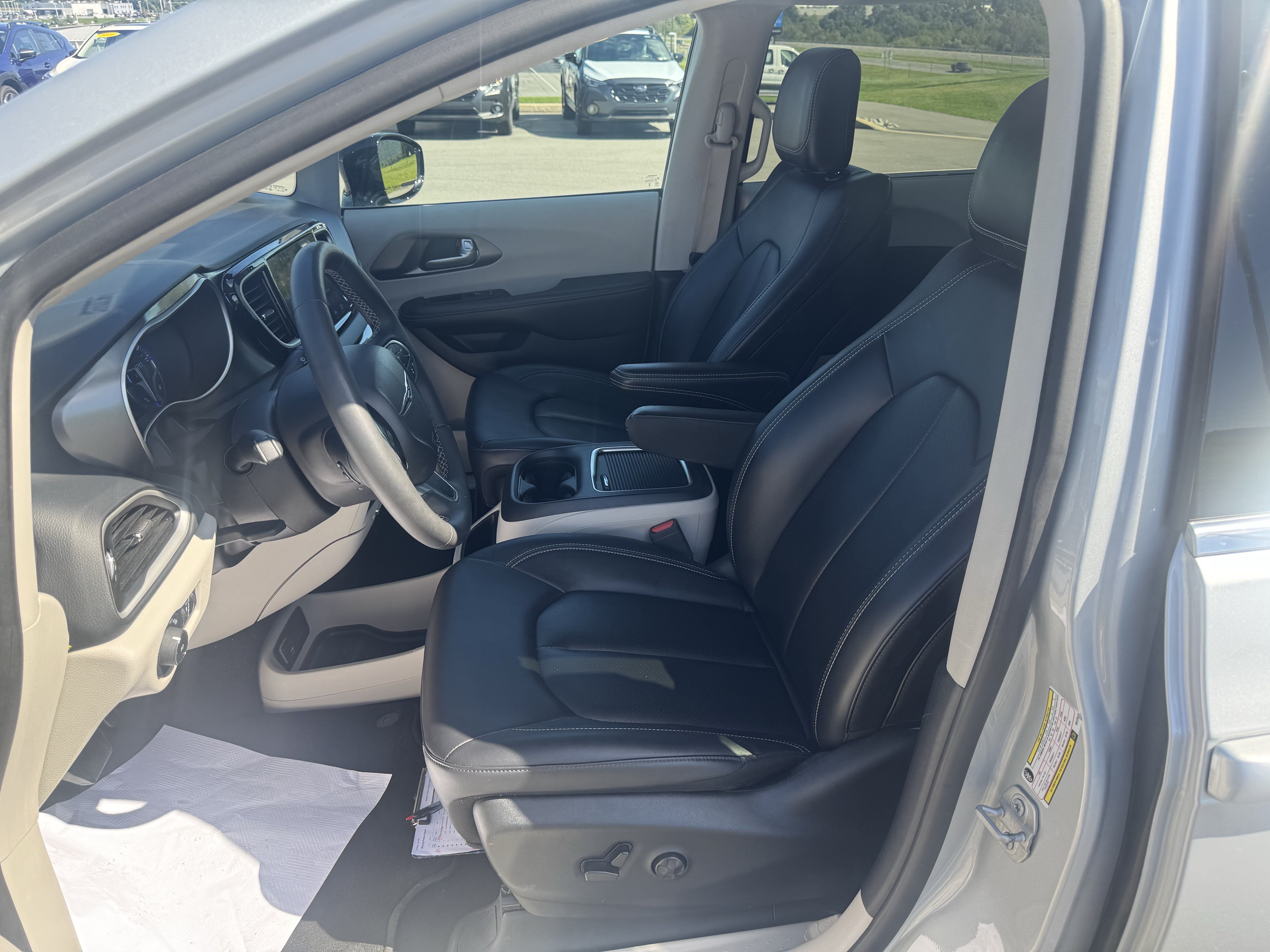 Used 2024 Chrysler Pacifica Touring-L FWD image 12