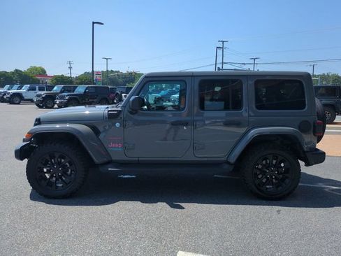 Used 2022 Jeep Wrangler Unlimited Sahara w/ Cold Weather Group AWD/4WD image 7