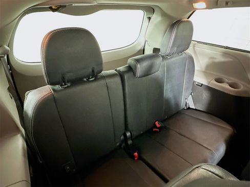 Used 2016 Toyota Sienna L image 29