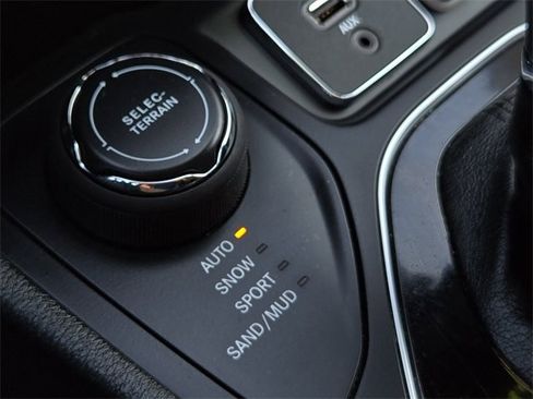 Used 2022 Jeep Cherokee Limited image 24