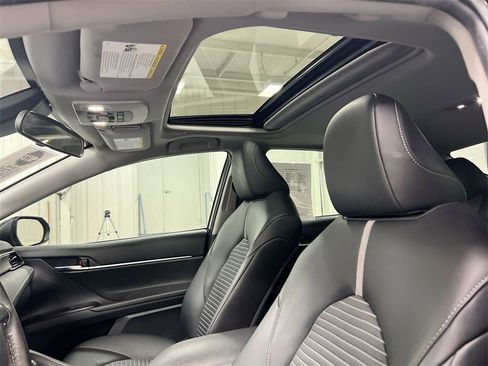 Used 2020 Toyota Camry SE image 19