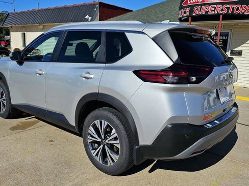 Used 2022 Nissan Rogue SV w/ SV Premium Package image 2