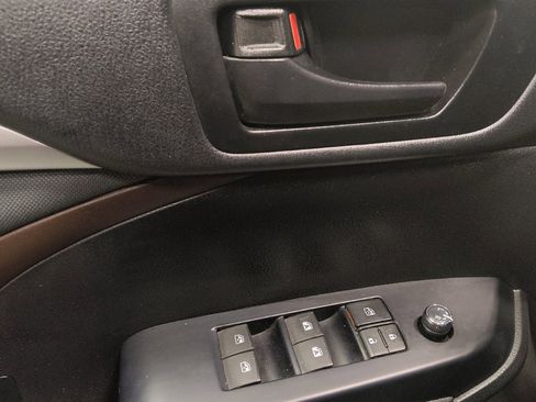 Used 2019 Toyota Highlander LE image 27