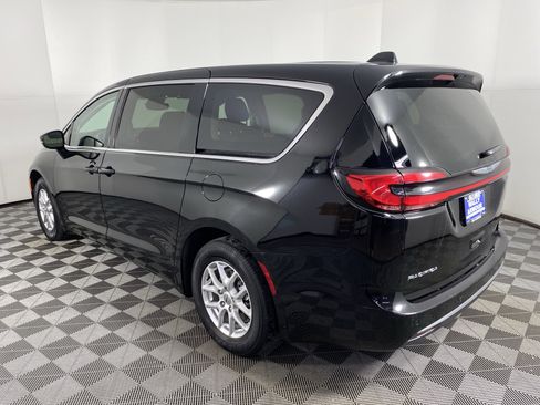 Used 2024 Chrysler Pacifica Touring-L image 9